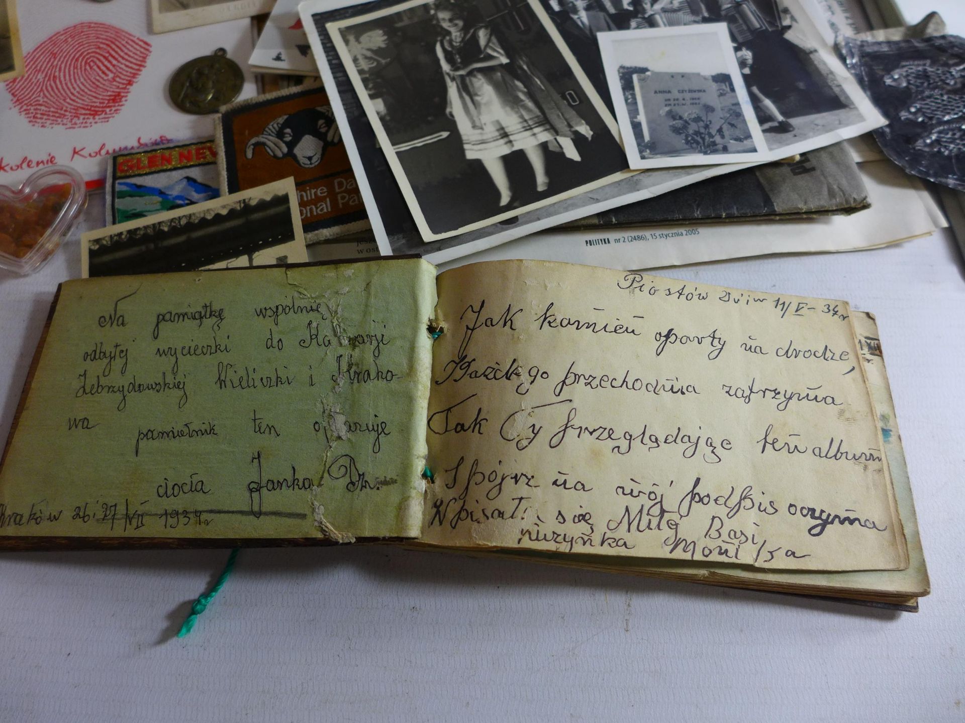 A LARGE COLLECTION OF POLISH WORLD WAR II AND LATER EPHEMERA, TO INCLUDE PHOTOS, BADGES, IDENTITY - Image 9 of 10