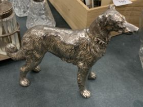 A SILVER PLATED FIGURE OF A HUNTING DOG, HEIGHT 14CM