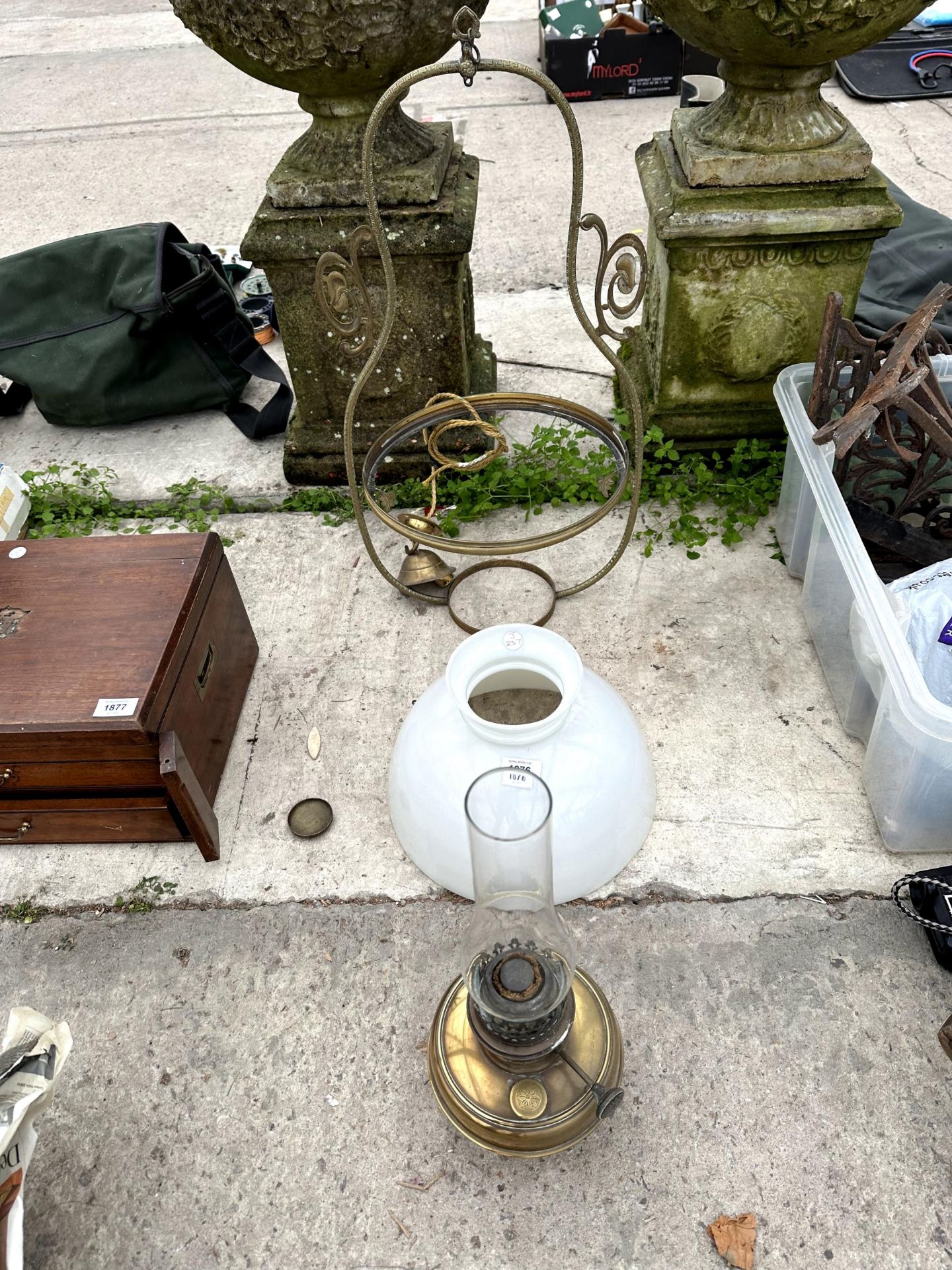 A DECORATIVE BRASS AND GLASS OIL LAMP CEILING LIGHT FITTING