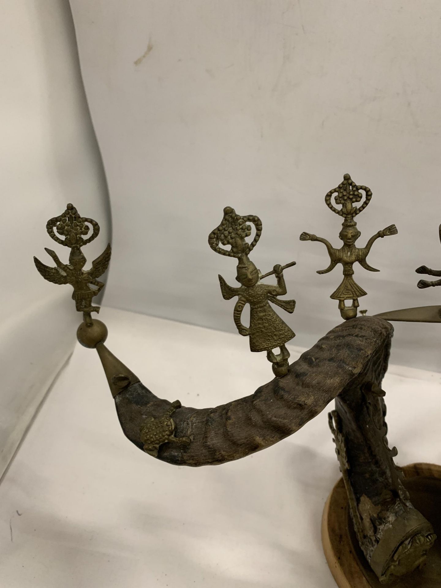 A VINTAGE SET OF TAXIDERMY SET OF HORNS WITH APPLIED INDIAN BRASS INKWELL, DEITIES AND FROG DESIGN - Image 2 of 5