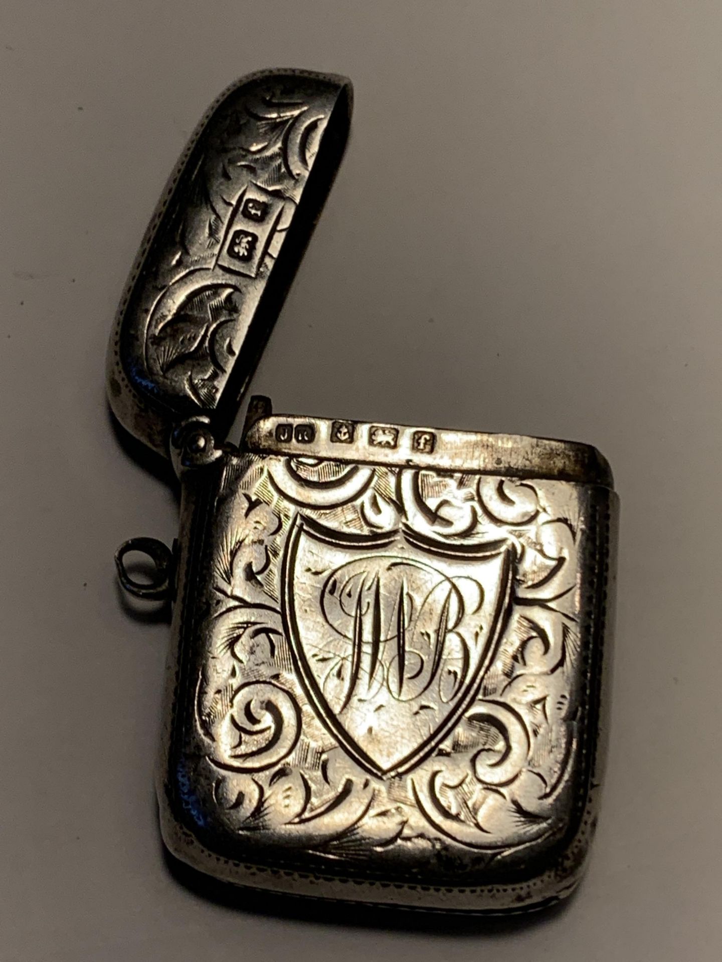 A HALLMARKED BIRMINGHAM SILVER VESTA CASE - Image 3 of 3