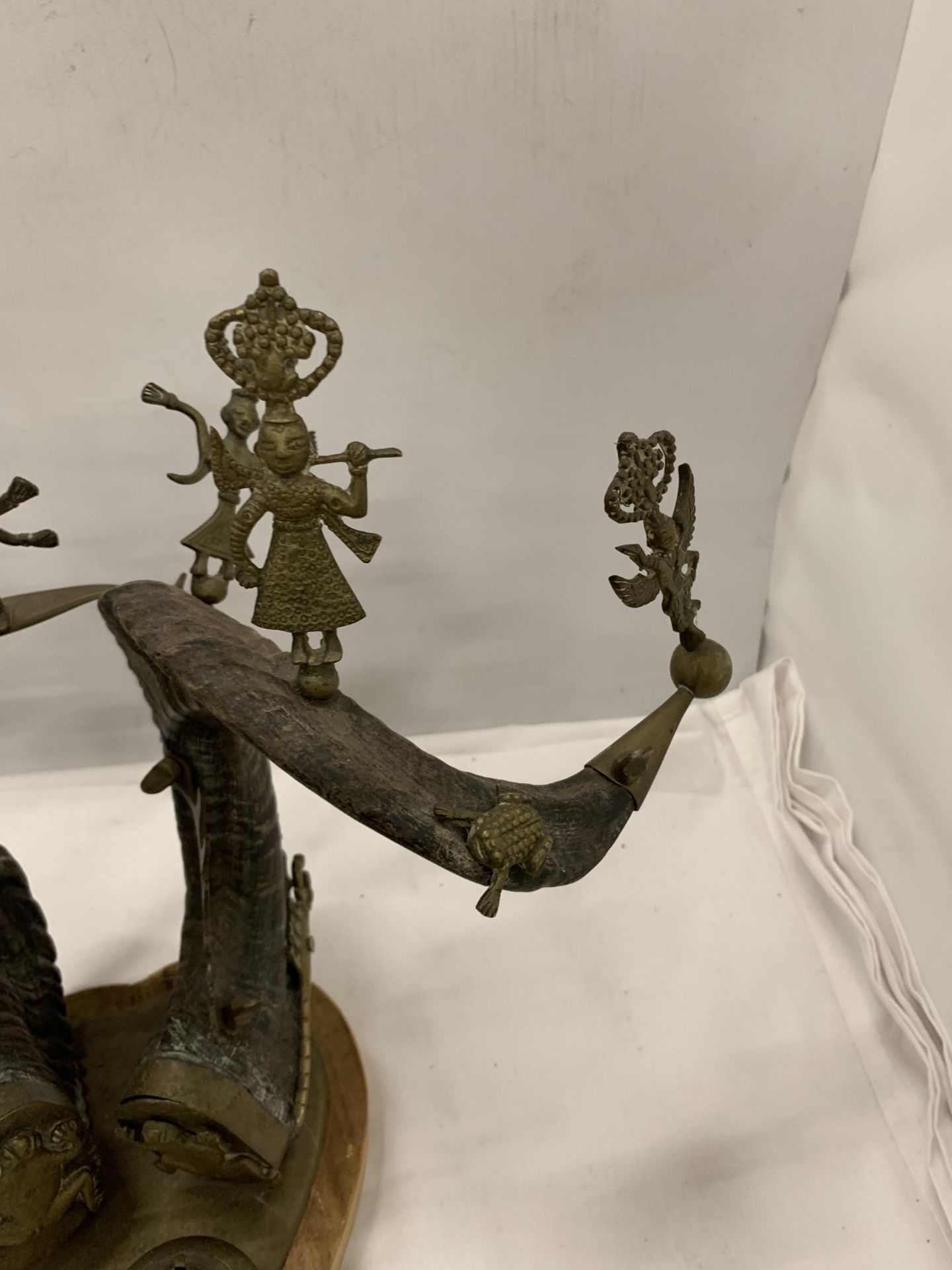 A VINTAGE SET OF TAXIDERMY SET OF HORNS WITH APPLIED INDIAN BRASS INKWELL, DEITIES AND FROG DESIGN - Image 3 of 5