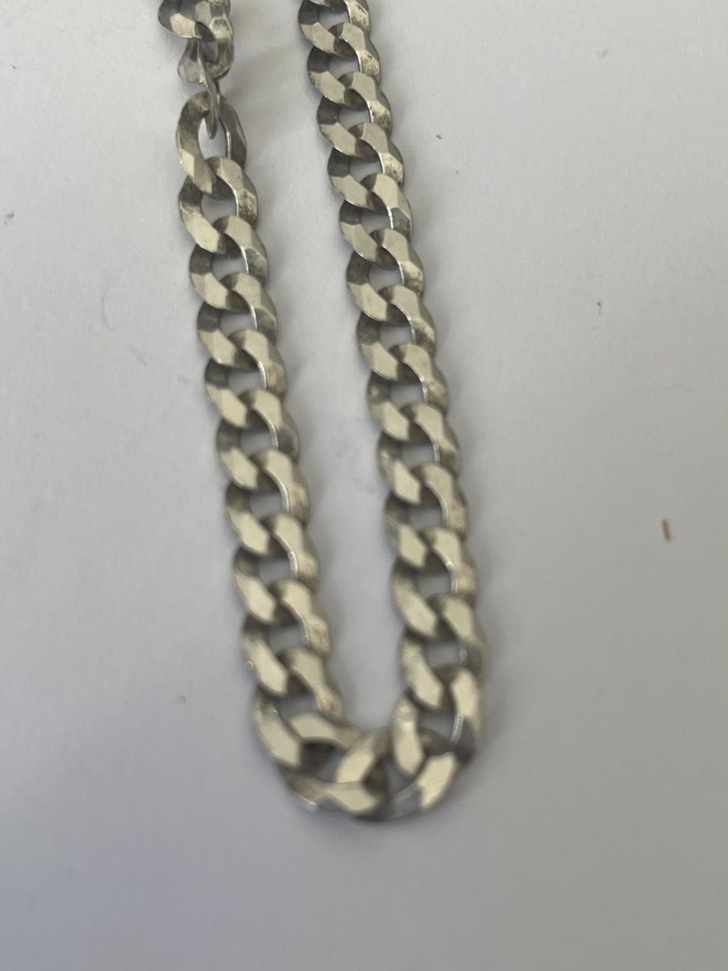 AN 18" SILVER NECK CHAIN - Image 2 of 3