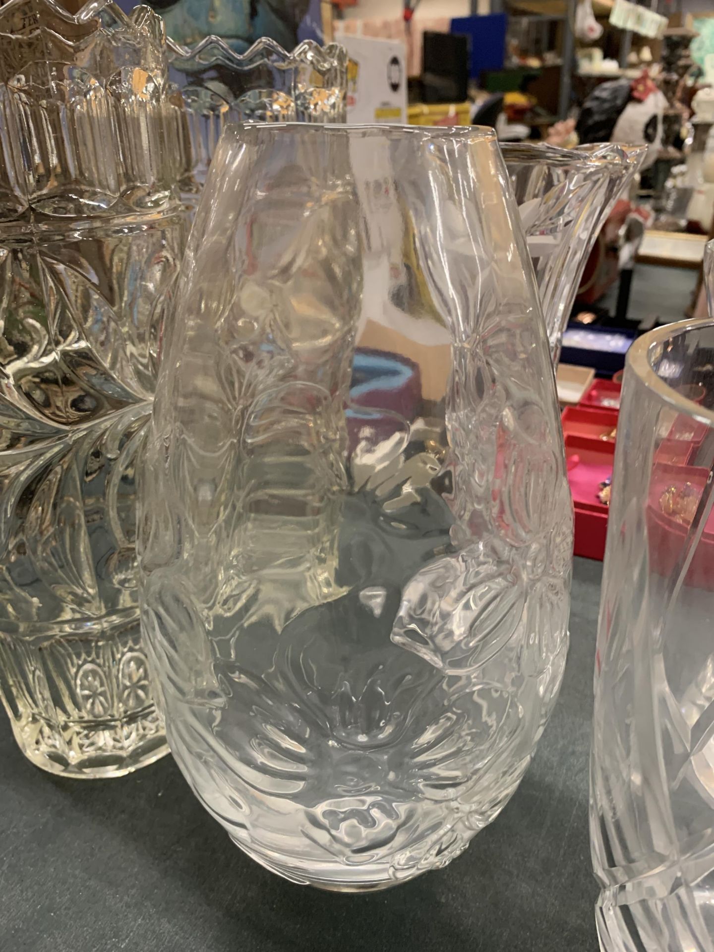 A QUANTITY OF GLASS VASES TO INCLUDE ETCHED, CUT GLASS, ETC - 10 IN TOTAL - Image 3 of 4