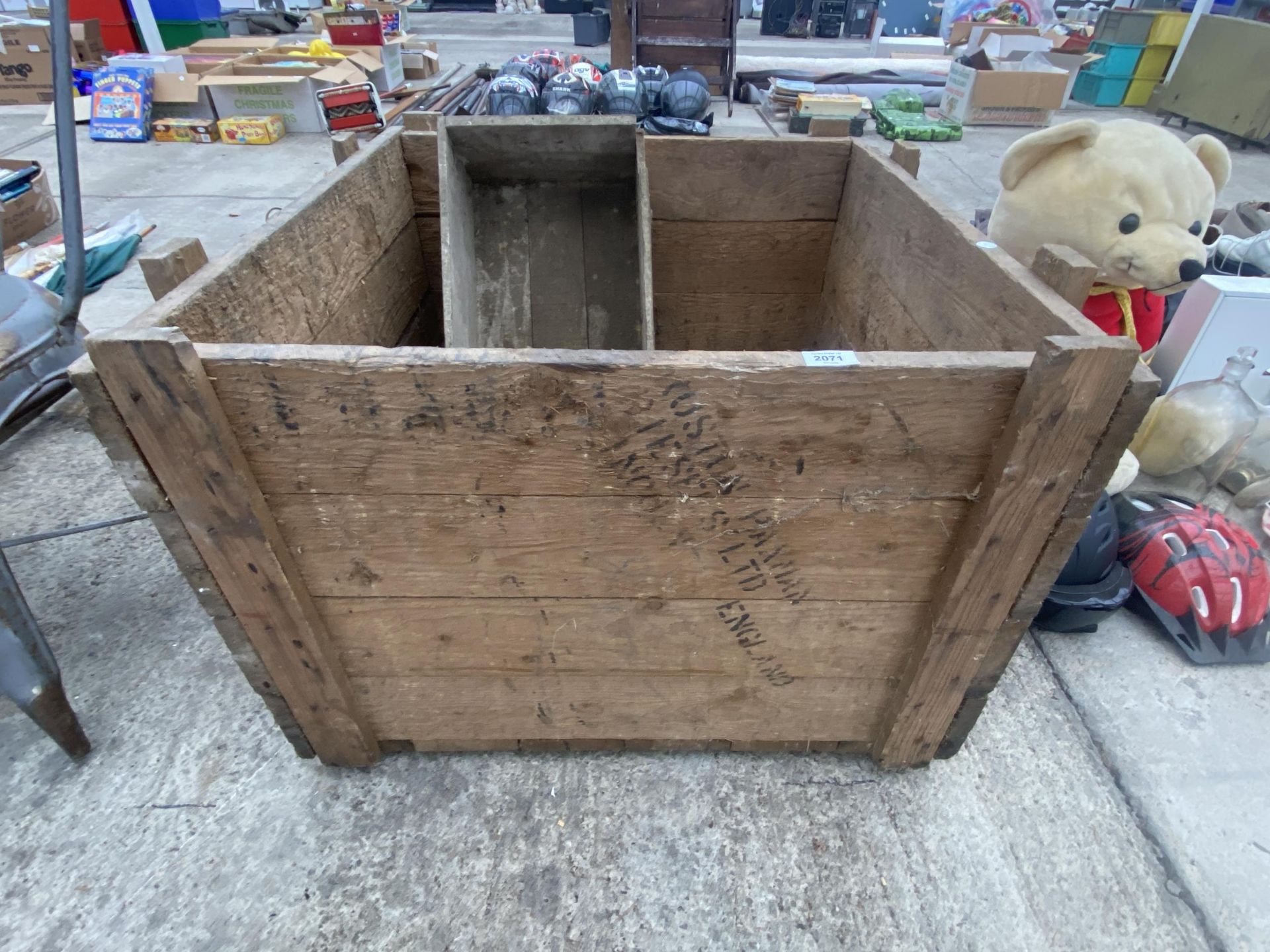 A LARGE WOODEN STORAGE BOX AND A FURTHER SMALL WOODEN STORAGE BOX - Image 2 of 2