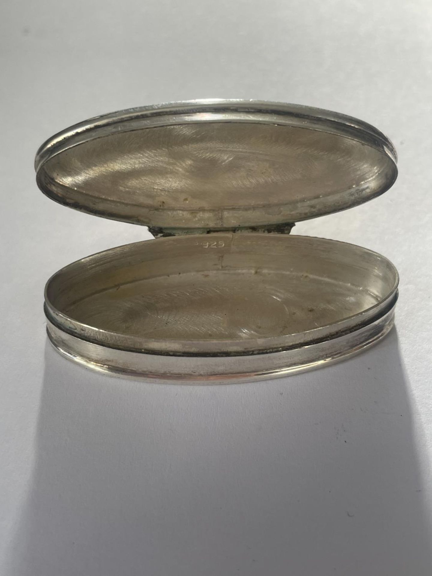 A SILVER PILL BOX - Image 3 of 3