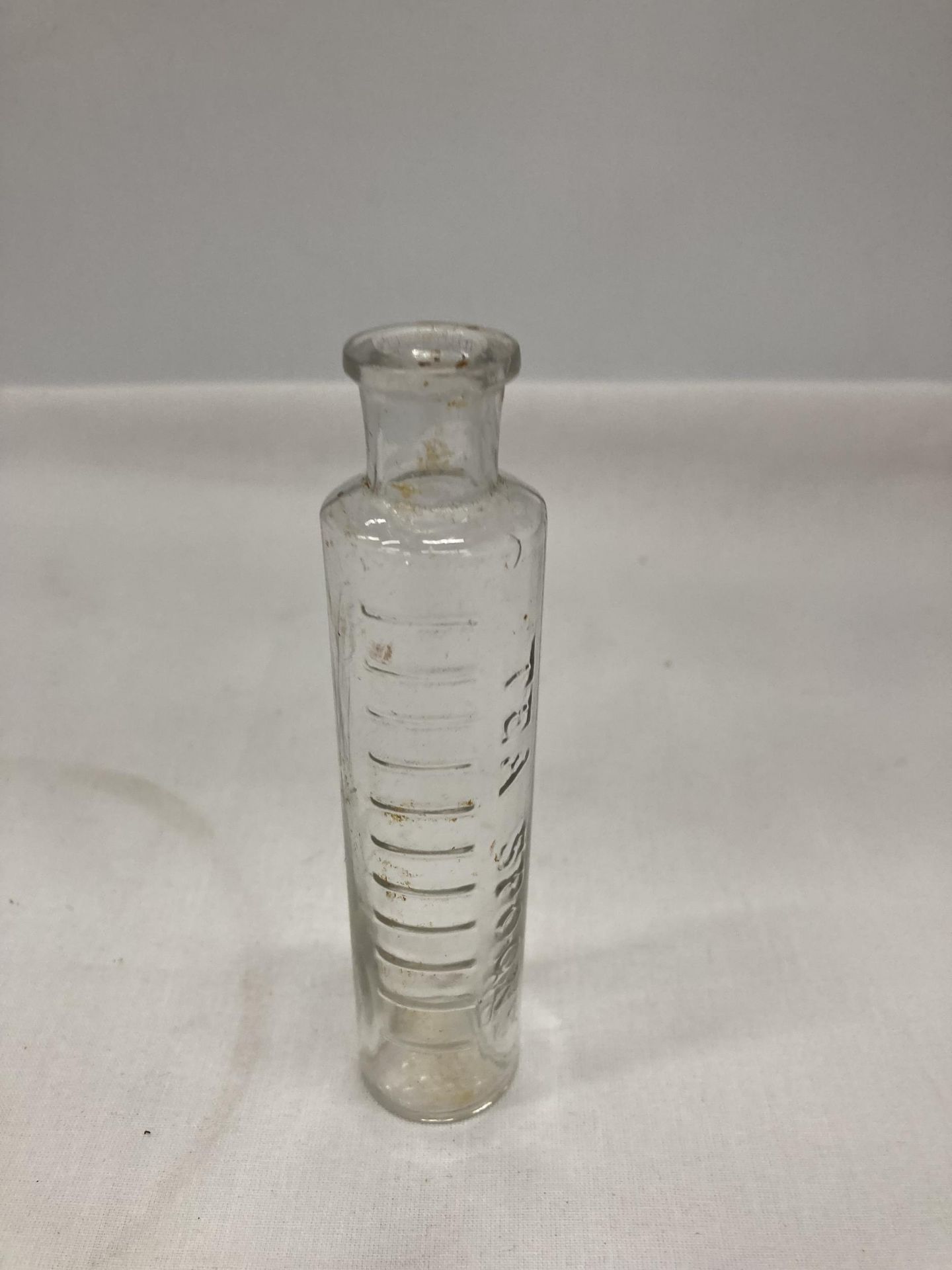 A VINTAGE GLASS PHIAL FOR MEASURING TEASPOONS, HEIGHT 12CM