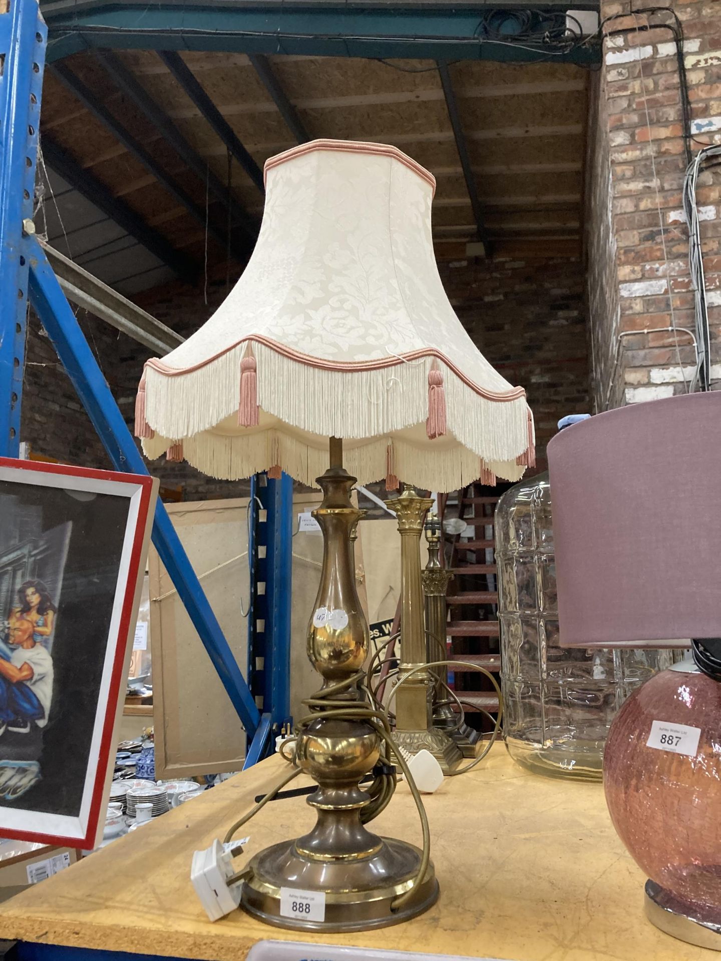 A LARGE BRASS TABLE LAMP WITH SHADE