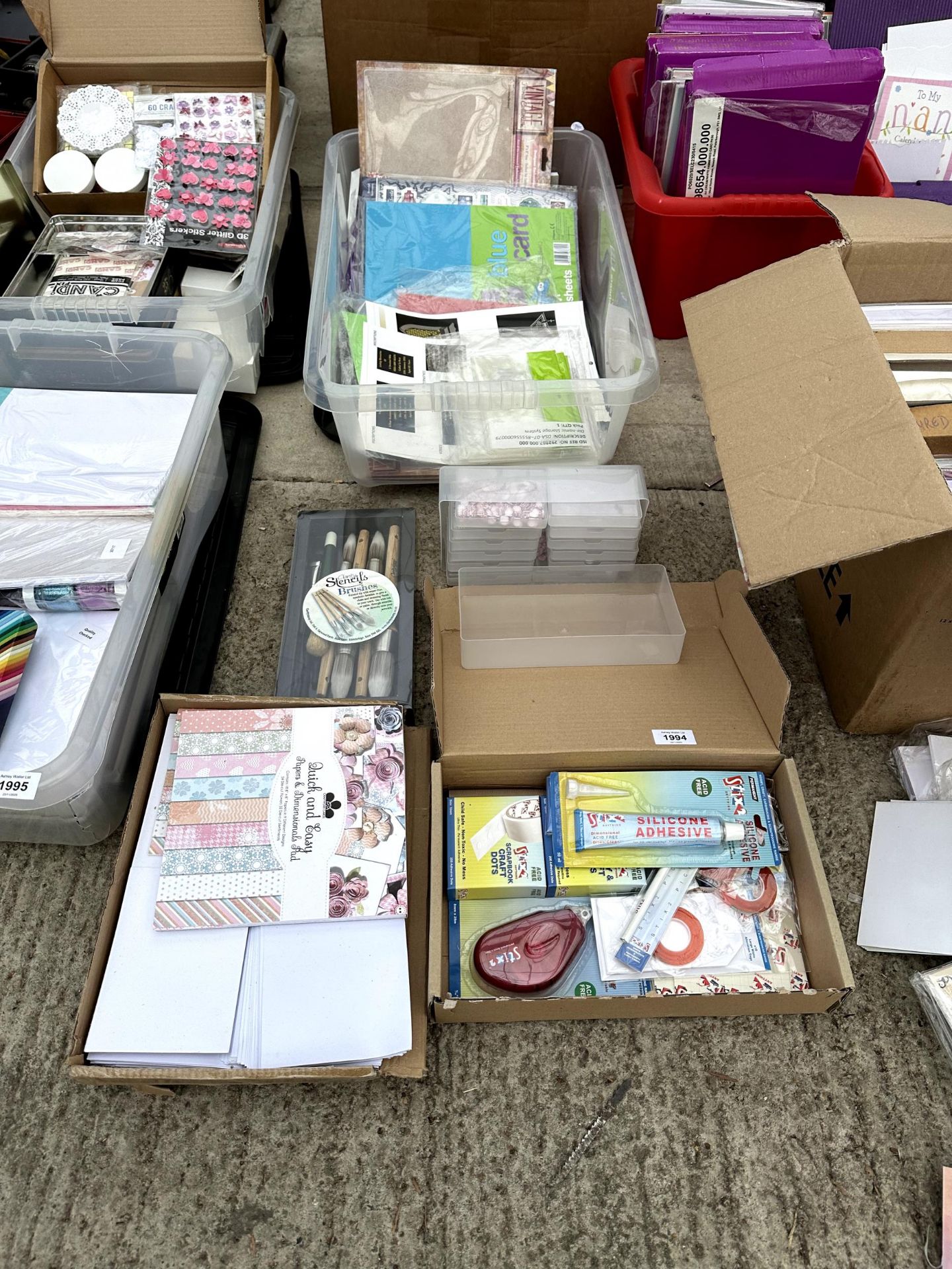 A LARGE ASSORTMENT OF CRAFTING ITEMS TO INCLUDE CARDS AND PAPERS ETC