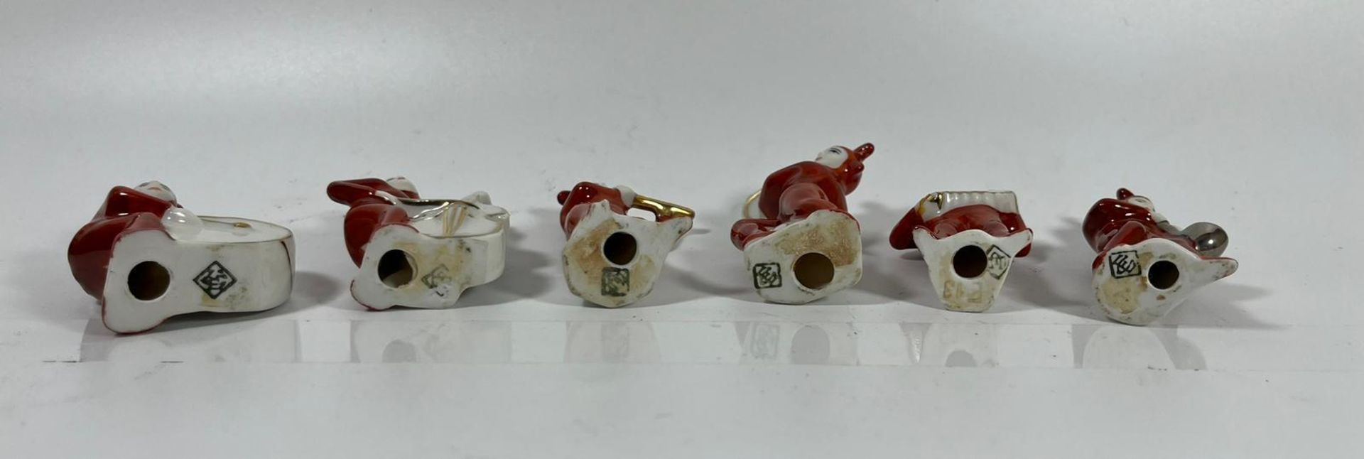 A RARE RUSSIAN MINIATURE PORCELAIN SET OF JESTER MUSICIAN FIGURES, HEIGHT 6CM - Bild 5 aus 5