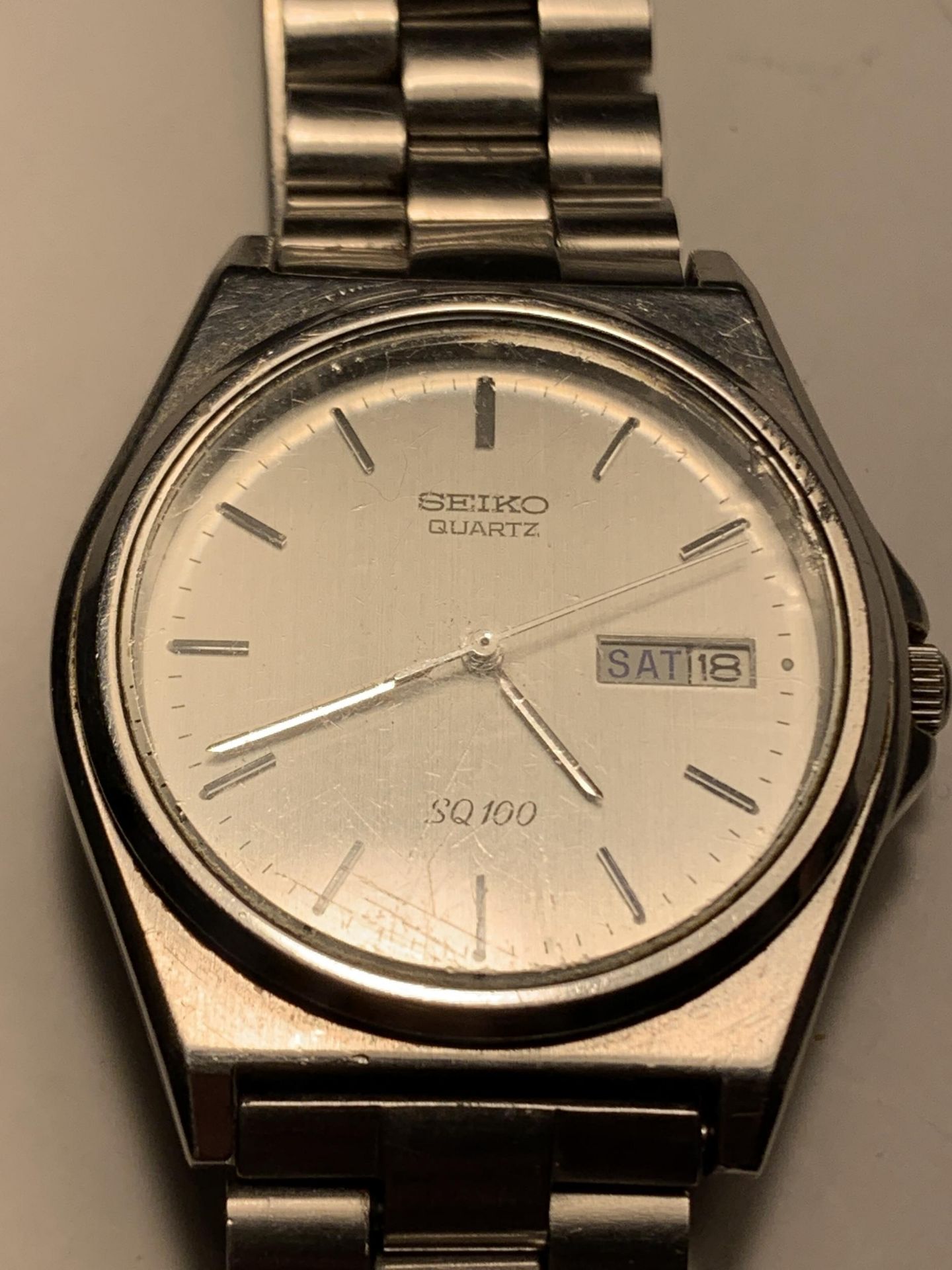 A GENTS SEIKO QUARTZ SQ100 WITH STAINLESS STEEL STRAP SEEN WORKING BUT NO WARRANTY - Image 4 of 5