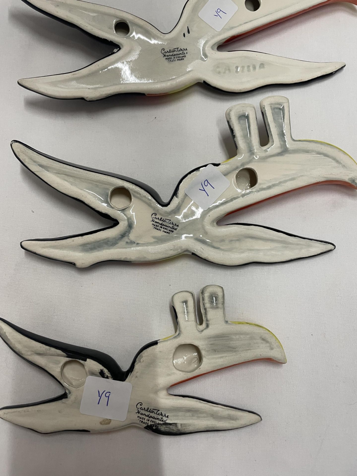 A SET OF THREE GRADUATED CARLTON WARE GUINNESS TOUCANS IN FLIGHT WALL HANGING DECORATIONS - Image 5 of 5
