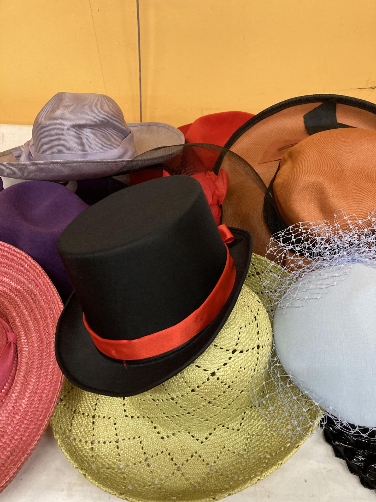 A COLLECTION OF VINTAGE HATS - Bild 3 aus 4