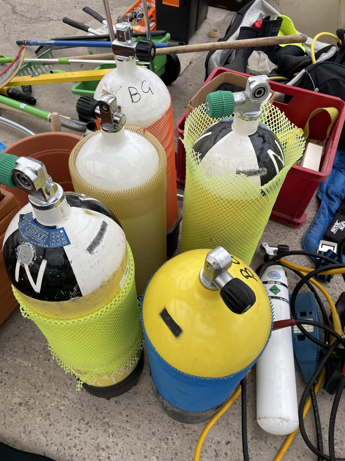 AN ASSORTMENT OF SCUBA DIVING BREATHING EQUIPMENT TO INCLUDE TANKS AND MOUTH PIECES ETC - Bild 3 aus 3