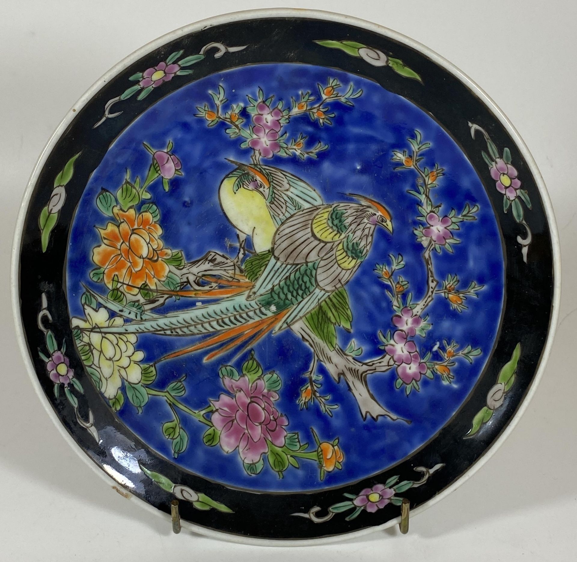 A 1960S JAPANESE BIRD DESIGN BLUE POTTERY PLATE, DIAMETER 22 CM