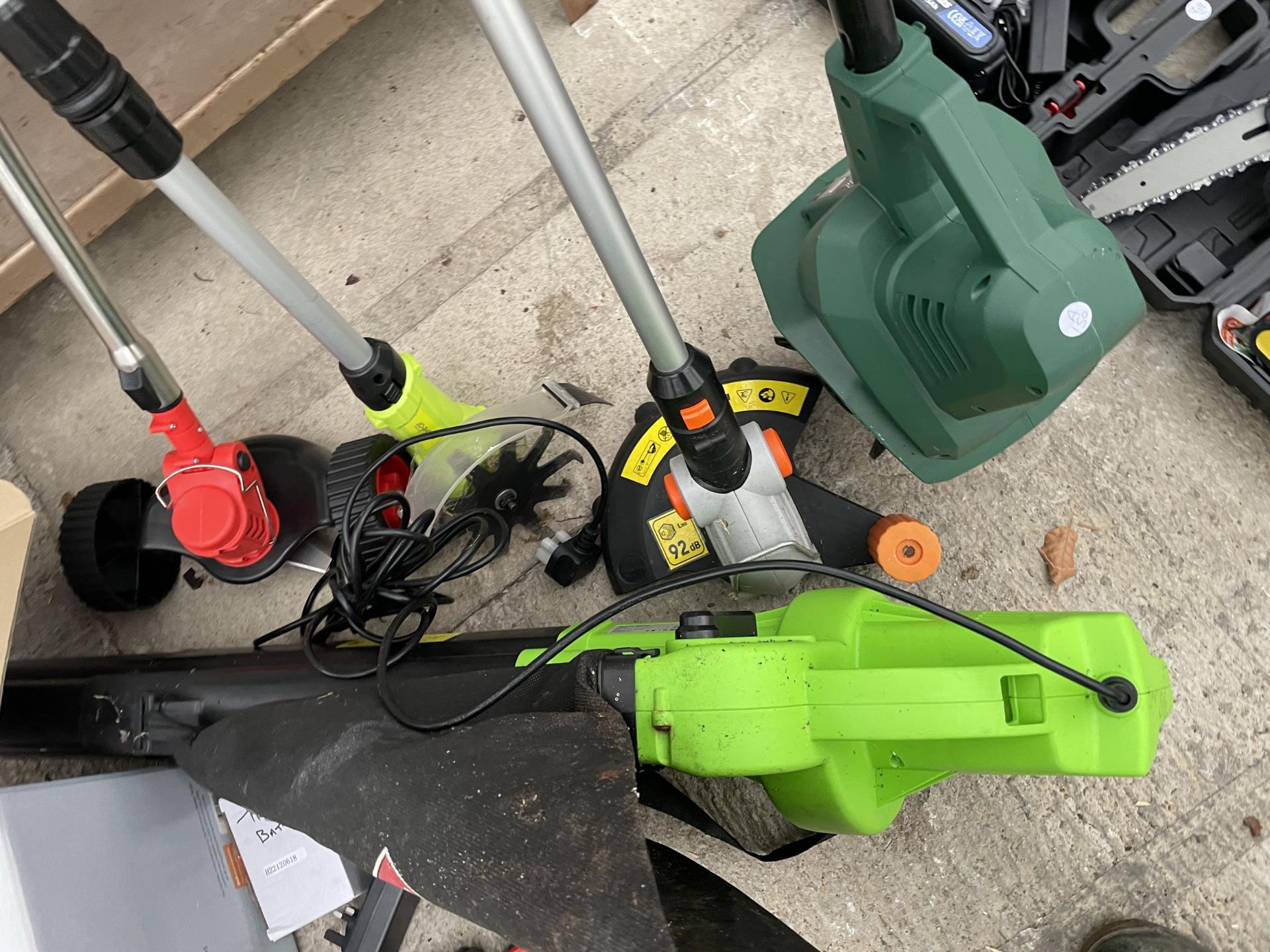 AN ASSORTMENT OF GARDEN TOOLS TO INCLUDE AN ELECTRIC TILLER, A LEAF BLOWER AND STRIMMER ETC - Image 2 of 3