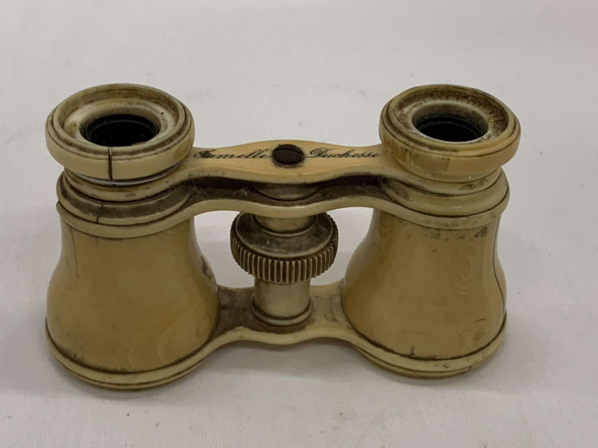 A PAIR OF VINTAGE 'JUMELLE DUCHESSE' BONE OPERA GLASSES - Image 2 of 3