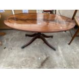 AN OVAL MAHOGANY AND CROSSBANDED COFFEE TABLE