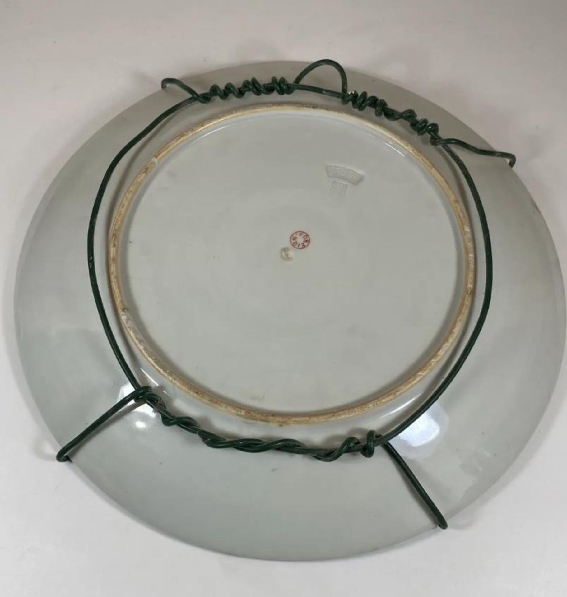 A 1970S JAPANESE POTTERY CHARGER WITH FIGURES DESIGN, DIAMETER 31CM - Image 3 of 3