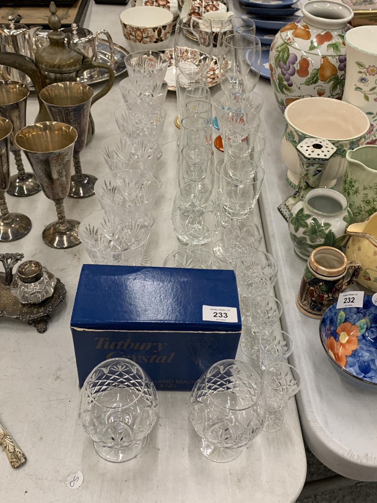 A LARGE QUANTITY OF GLASSES TO INCLUDE A PAIR OF BOXED TUTBURY CRYSTAL BRANDY GLASSES, WINE,