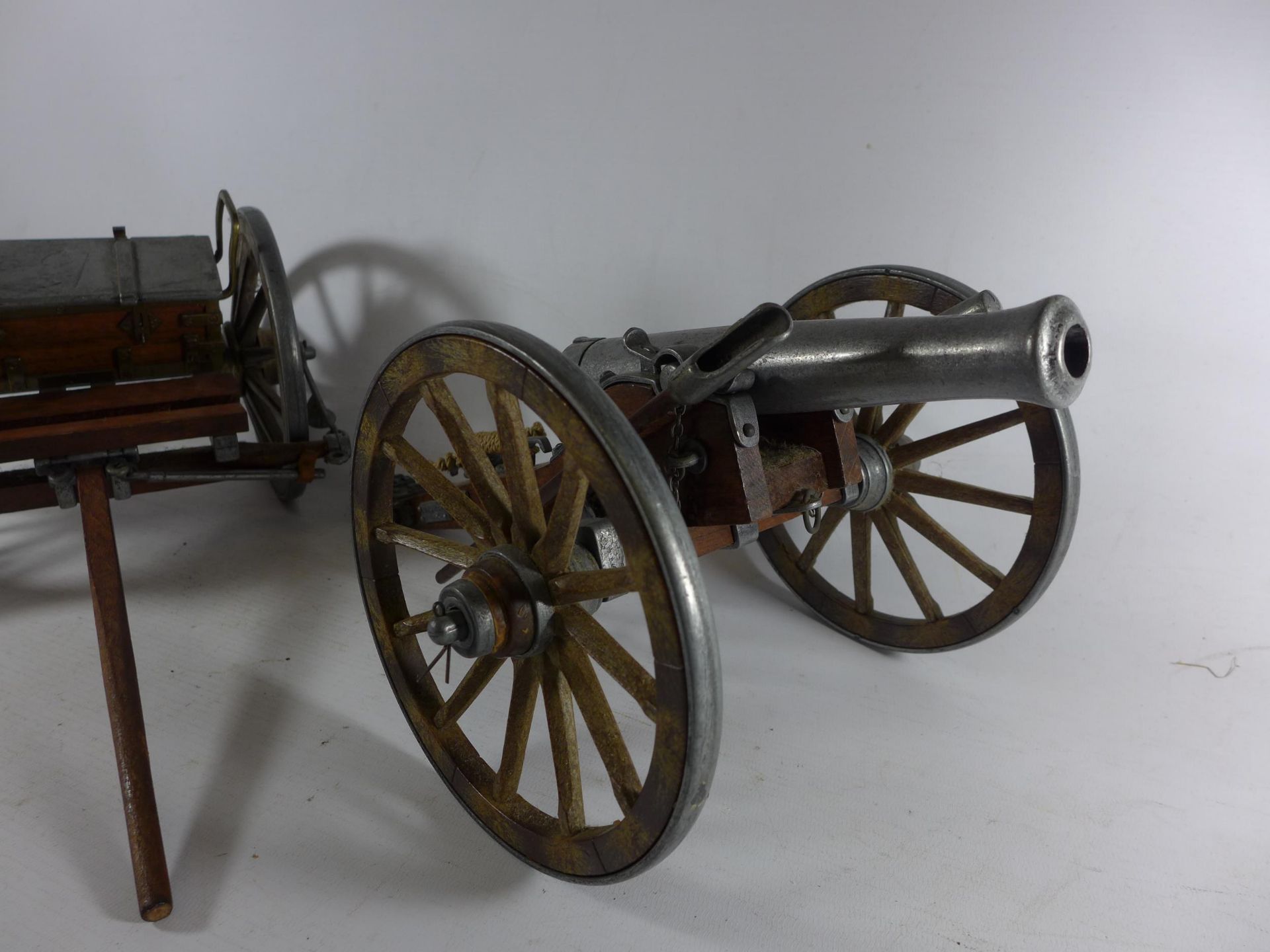 A MODEL OF A NAPOLEONIC WAR CANON AND TENDER, LENGTH 70CM - Image 3 of 4