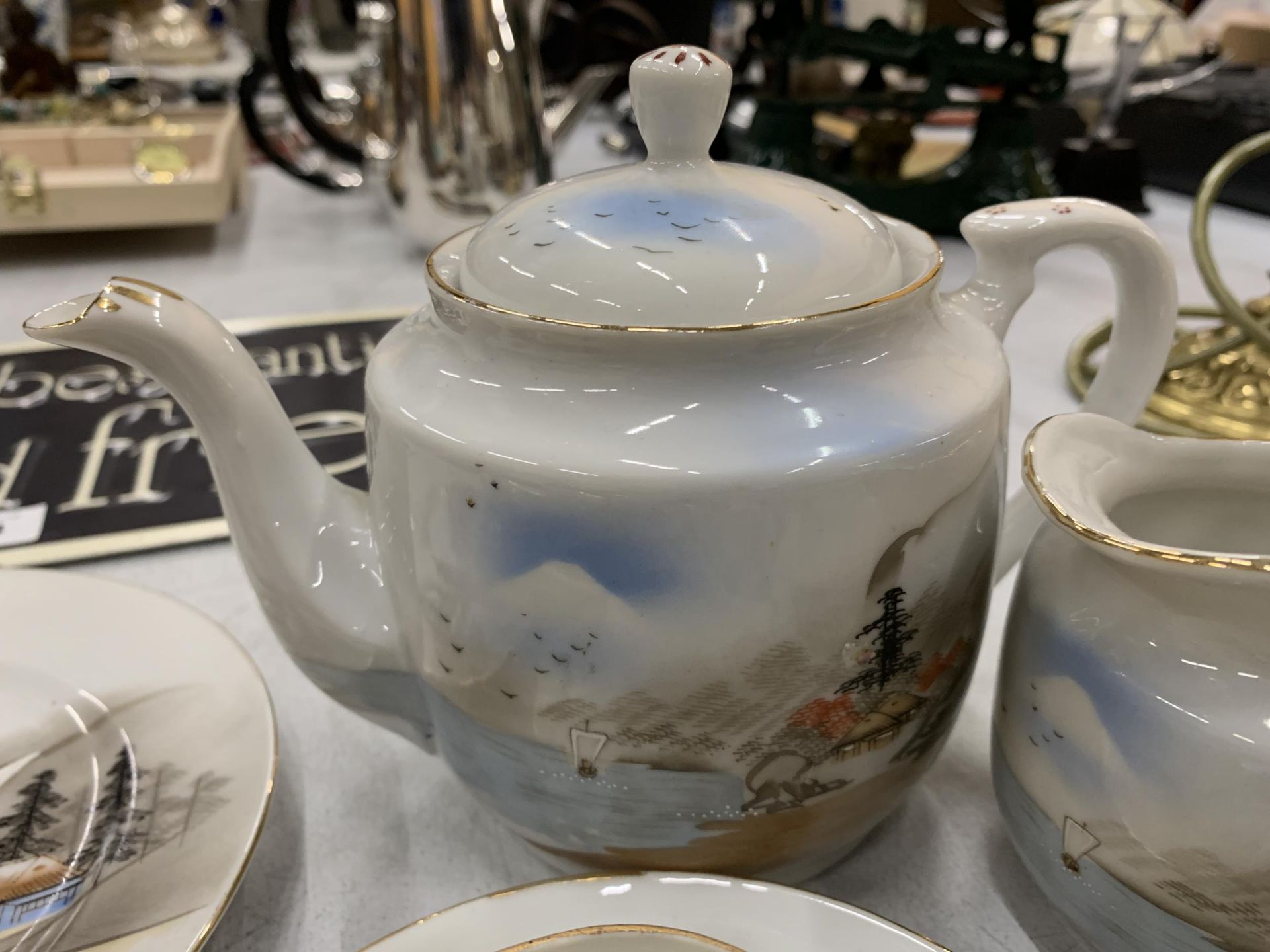 AN ORIENTAL TEASET TO INCLUDE A TEAPOT, CREAM JUG, CUPS, SAUCERS AND PLATES - Bild 5 aus 5