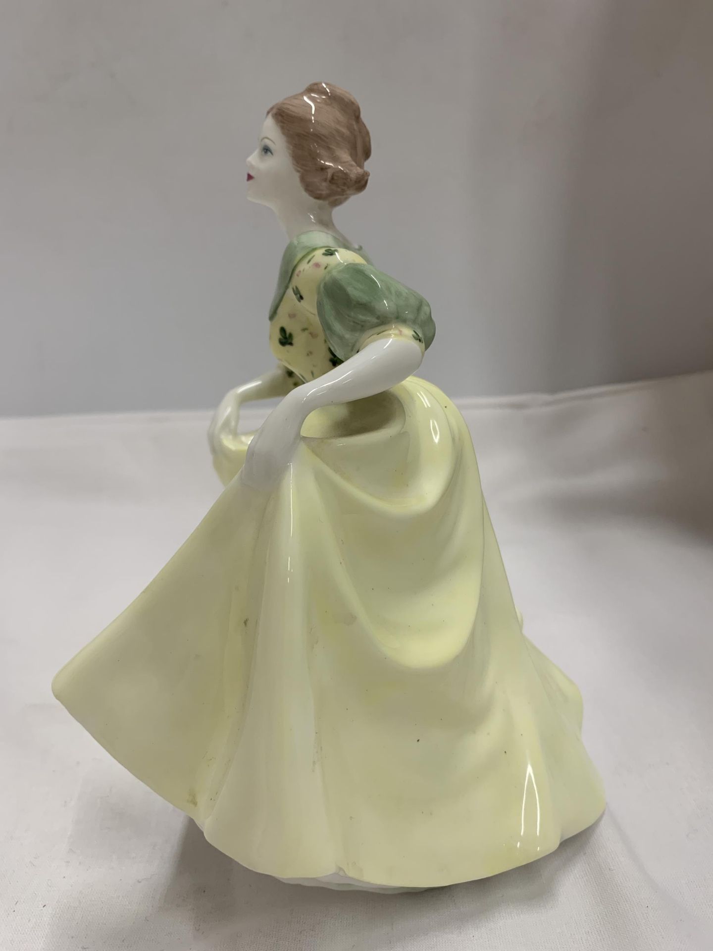 A COALPORT LADIES OF FASHION 'JULIA' LADY FIGURE - Image 4 of 5