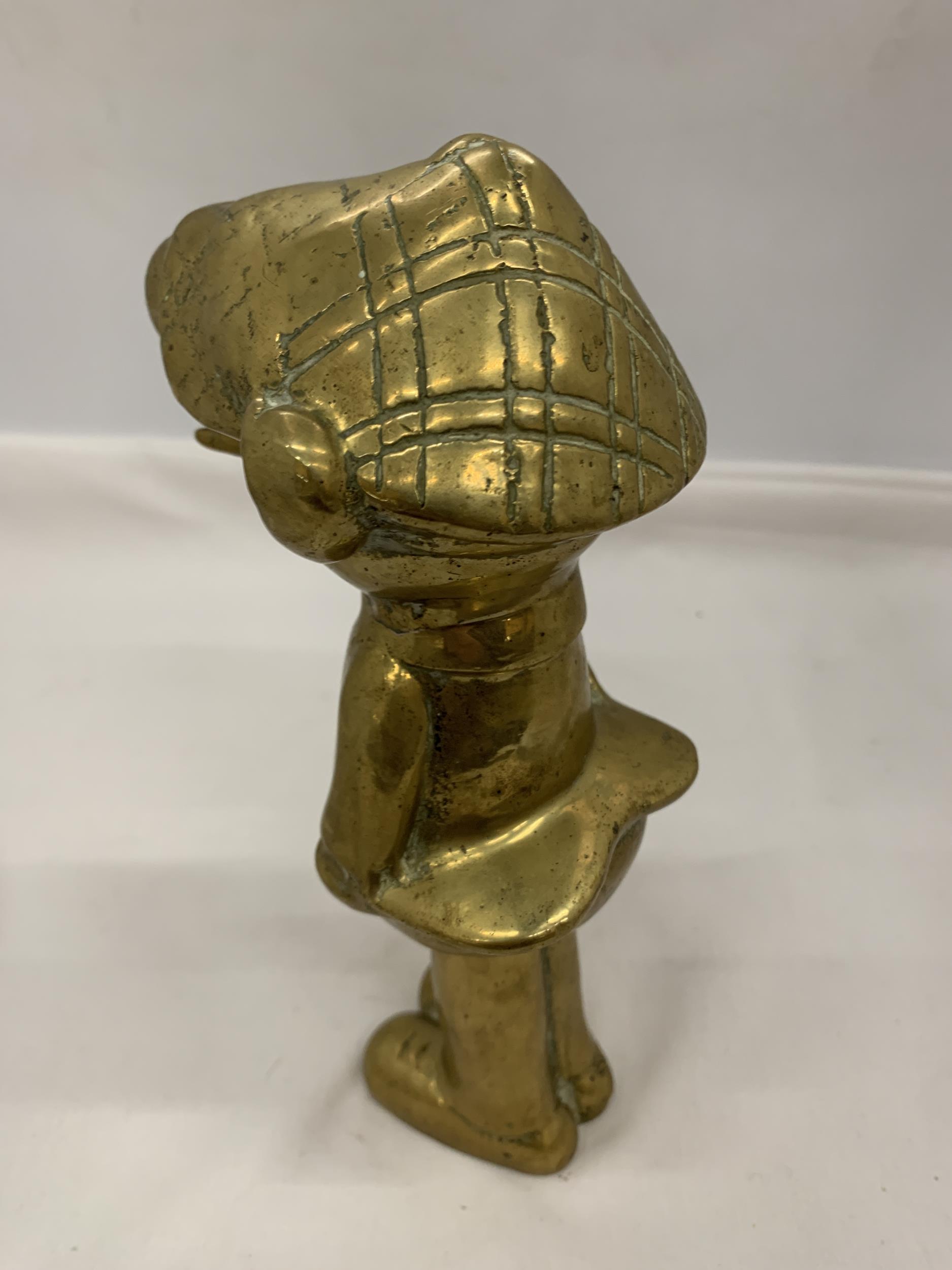 A HEAVY BRASS VINTAGE ANDY CAP FIGURE, HEIGHT 22CM - Image 2 of 3