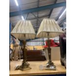 A PAIR OF VINTAGE BRASS TABLE LAMPS WITH SHADES, HEIGHT APPROX 37CM