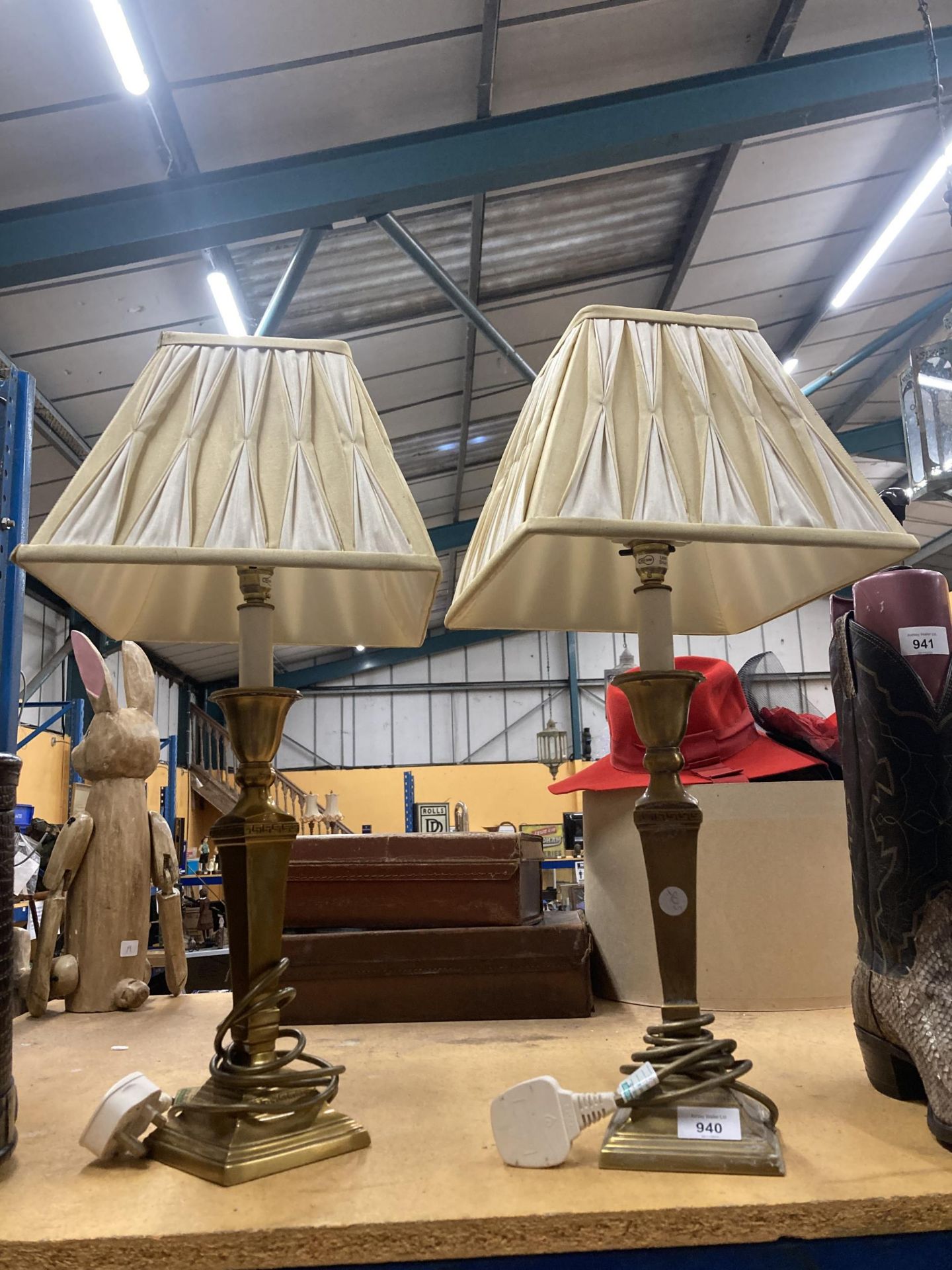 A PAIR OF VINTAGE BRASS TABLE LAMPS WITH SHADES, HEIGHT APPROX 37CM