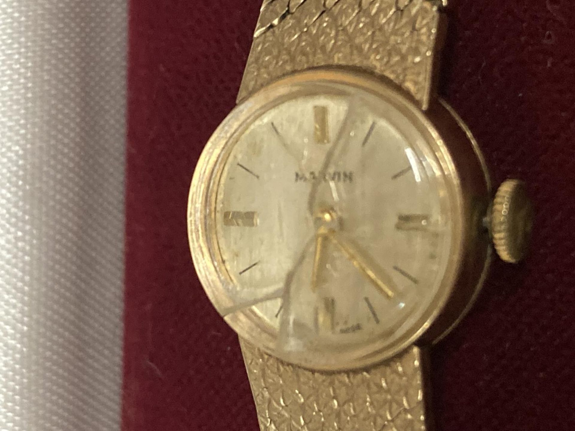A VINTAGE MARVIN LADIES' WRIST WATCH WITH 9 CARAT GOLD CASE - Image 2 of 5