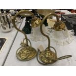 A PAIR OF VINTAGE BRASS TABLE LAMPS WITH FLUTED GLASS SHADES, HEIGHT 27CM