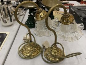 A PAIR OF VINTAGE BRASS TABLE LAMPS WITH FLUTED GLASS SHADES, HEIGHT 27CM