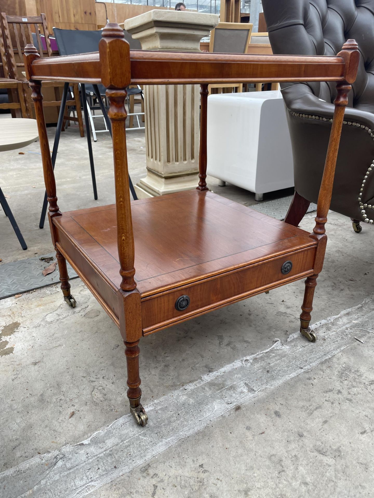 A MODERN YEW WOOD AND CROSSBANDED TWO TIER LAMP TABLE, 18" SQUARE, WITH SINGLE DRAWER - Image 2 of 3