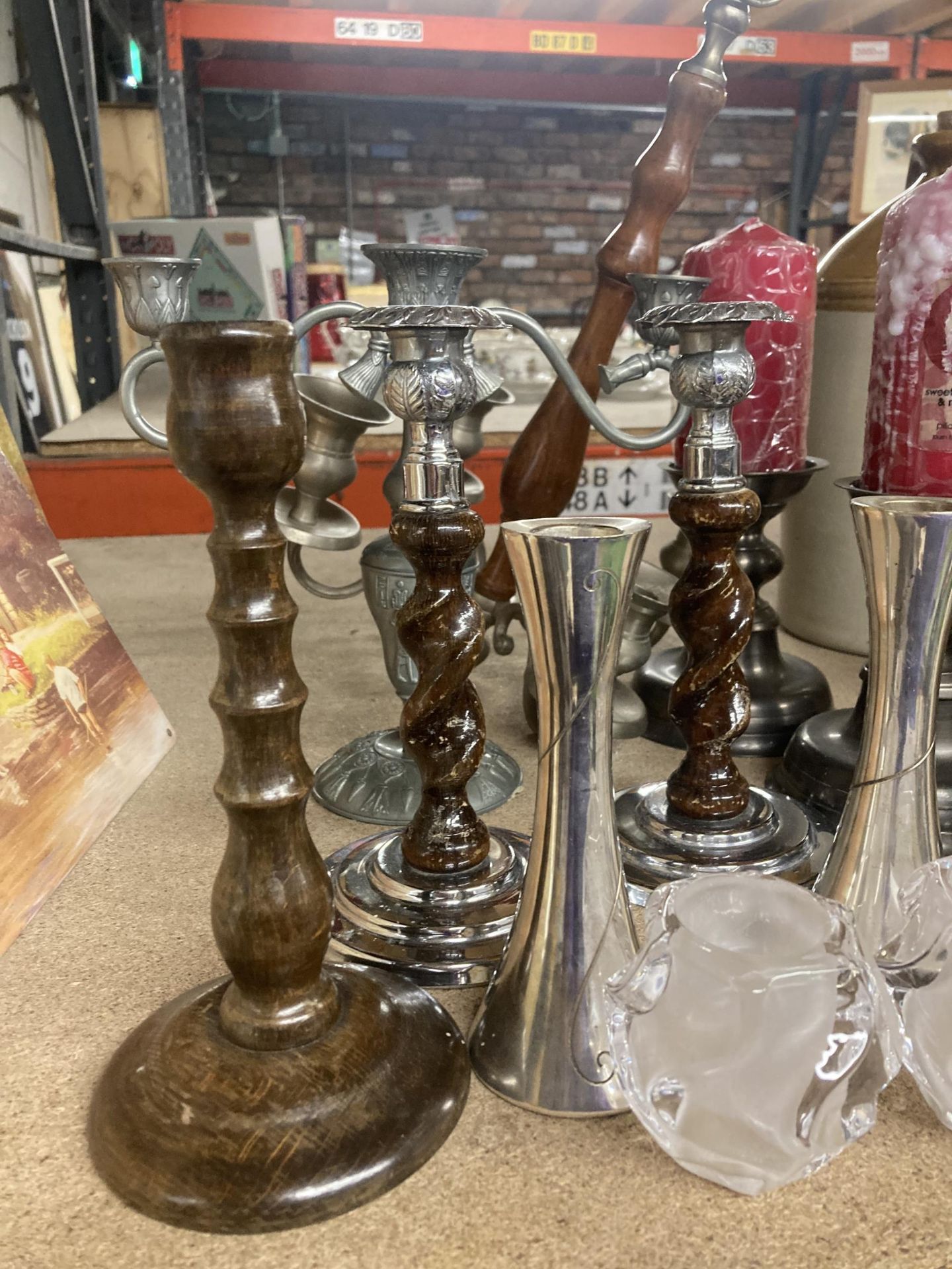 A LARGE QUANTITY OF CANDLESTICKS TO INCLUDE WOODEN, METAL AND GLASS - Image 2 of 2