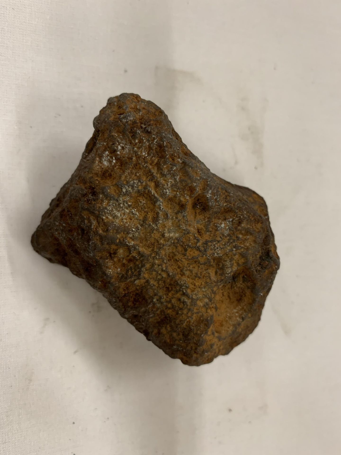 A SMALL METEORITE ROCK, AROUND 1KG, LENGTH 7CM - Image 3 of 4