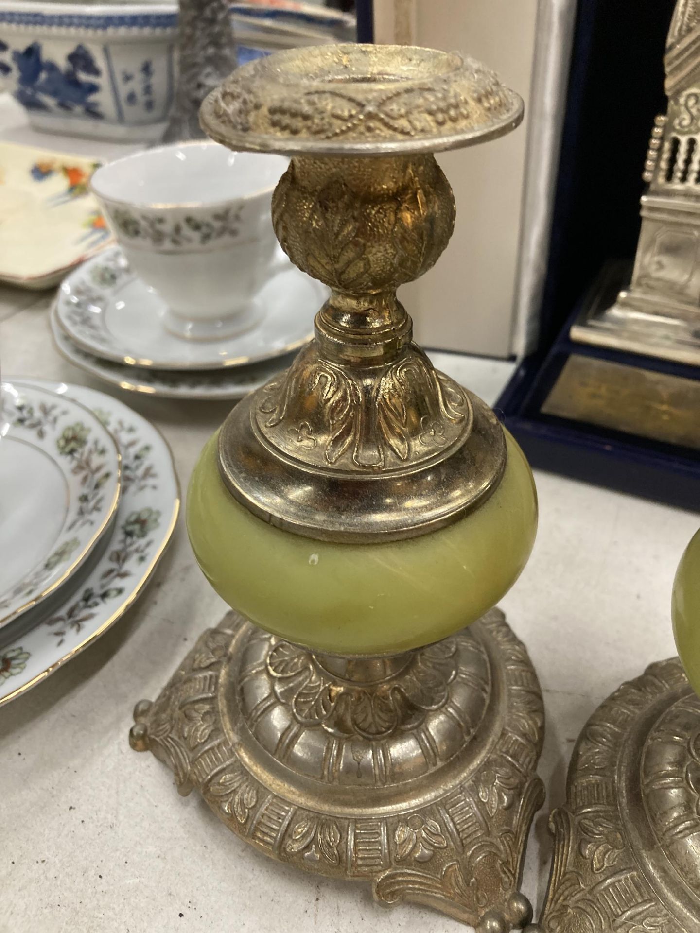 A PAIR OF VINTAGE SILVER PLATED AND ONYX CANDLESTICKS - Image 2 of 3