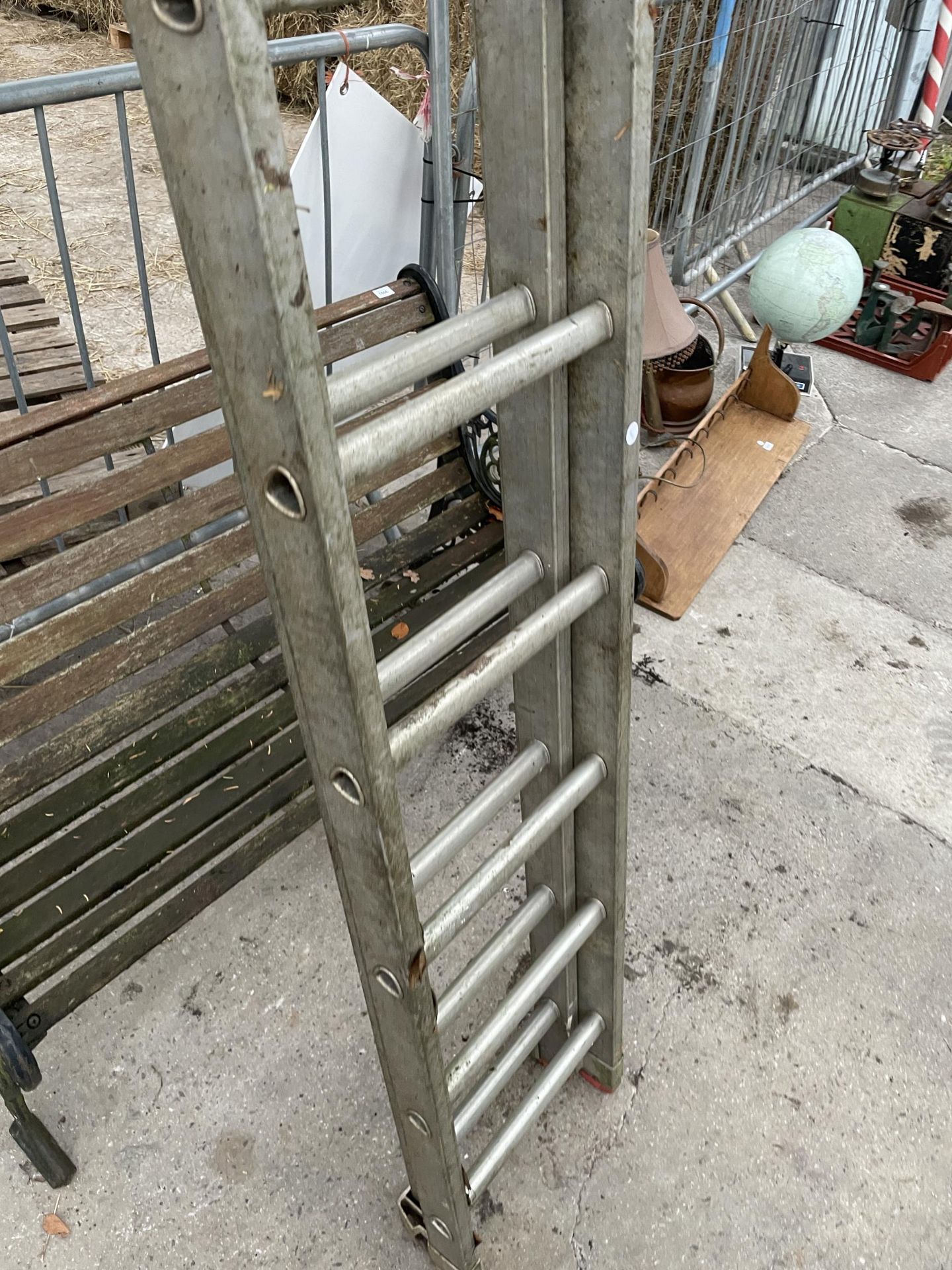 A TWO SECTION ALUMINIUM 26 RUNG EXTENDING LADDER - Image 2 of 2