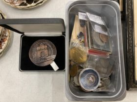 A MIXED LOT OF COINS, CASED VICTORIA UNIVERSITY MEDAL, 1870 SPANISH DOS CENTIMOS ETC