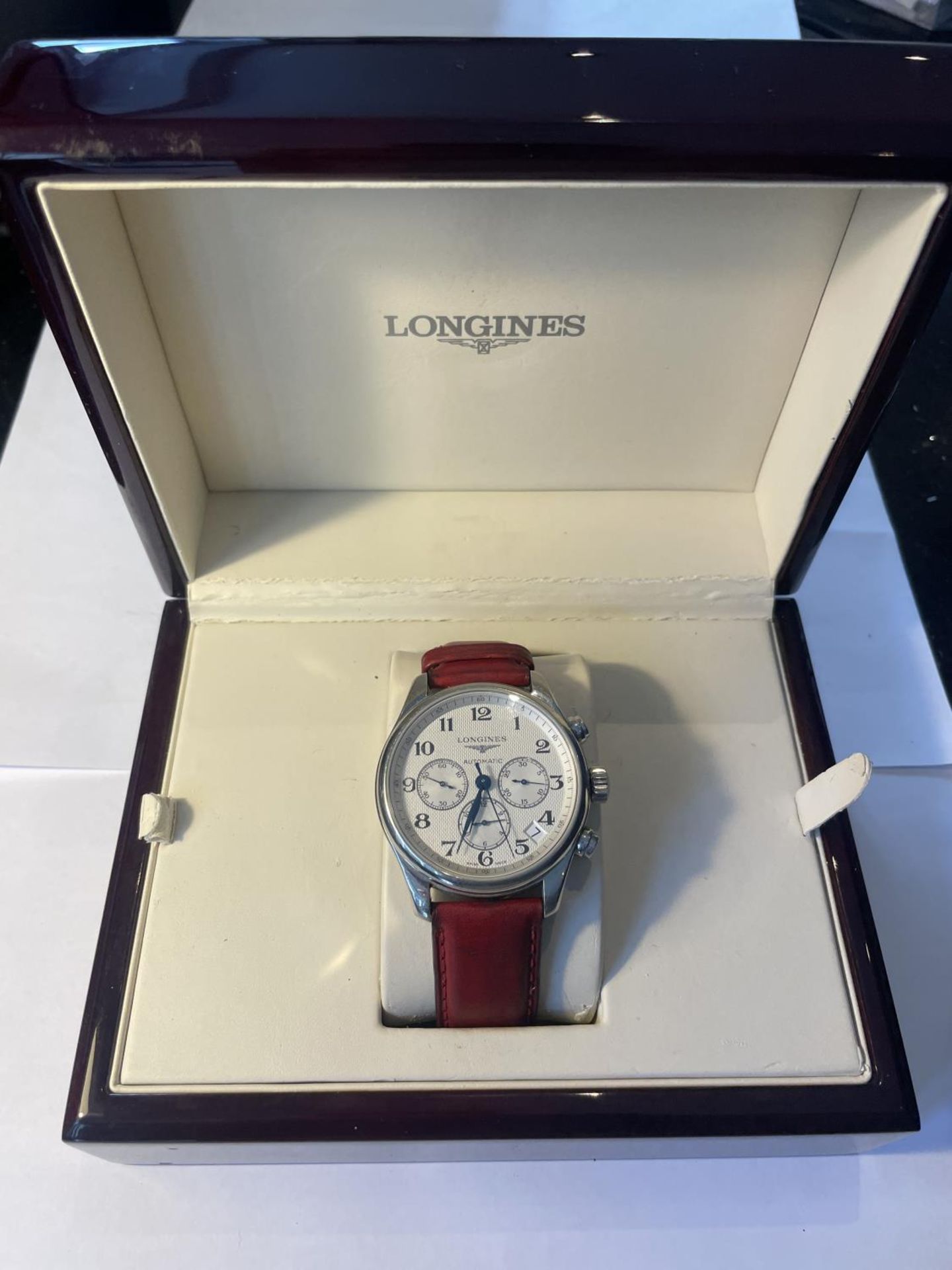 A GENTS LONGINES MASTER COLLECTION CHRONOGRAPH STEEL WATCH ON A LEATHER STRAP, SILVERED DIAL, ARABIC