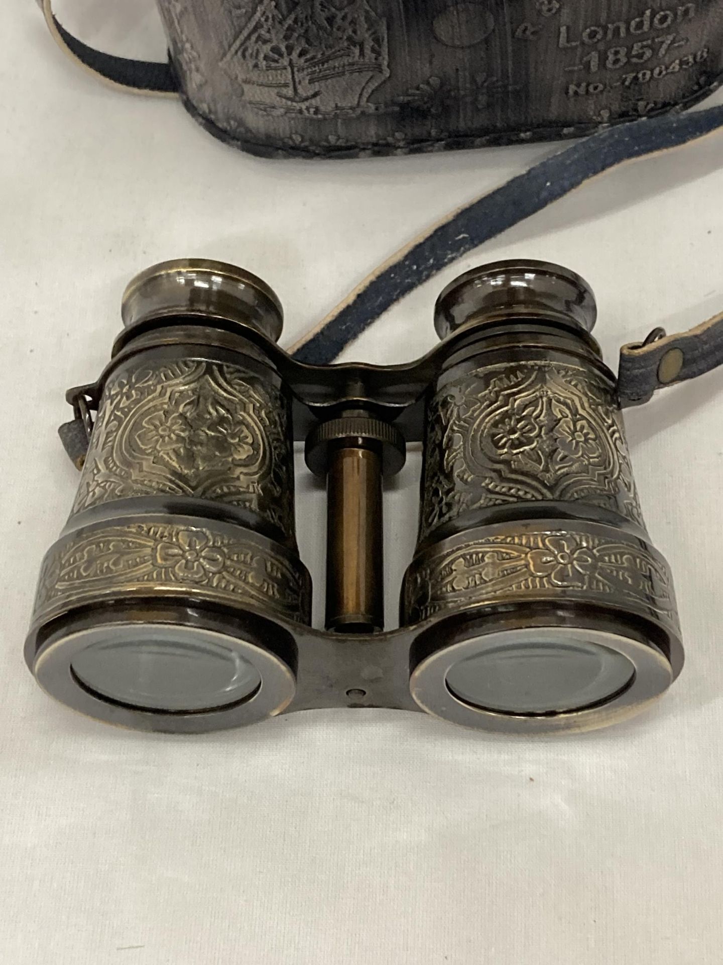 A PAIR OF BRASS BINOCULARS IN A LEATHER CASE - Image 3 of 3