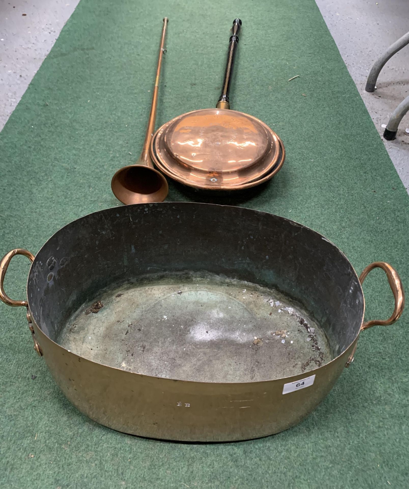 A VINTAGE COPPER TUB WITH BRASS HANDLES AND B.B INITIALS TOGETHER WITH A COPPER HUNTING HORN AND