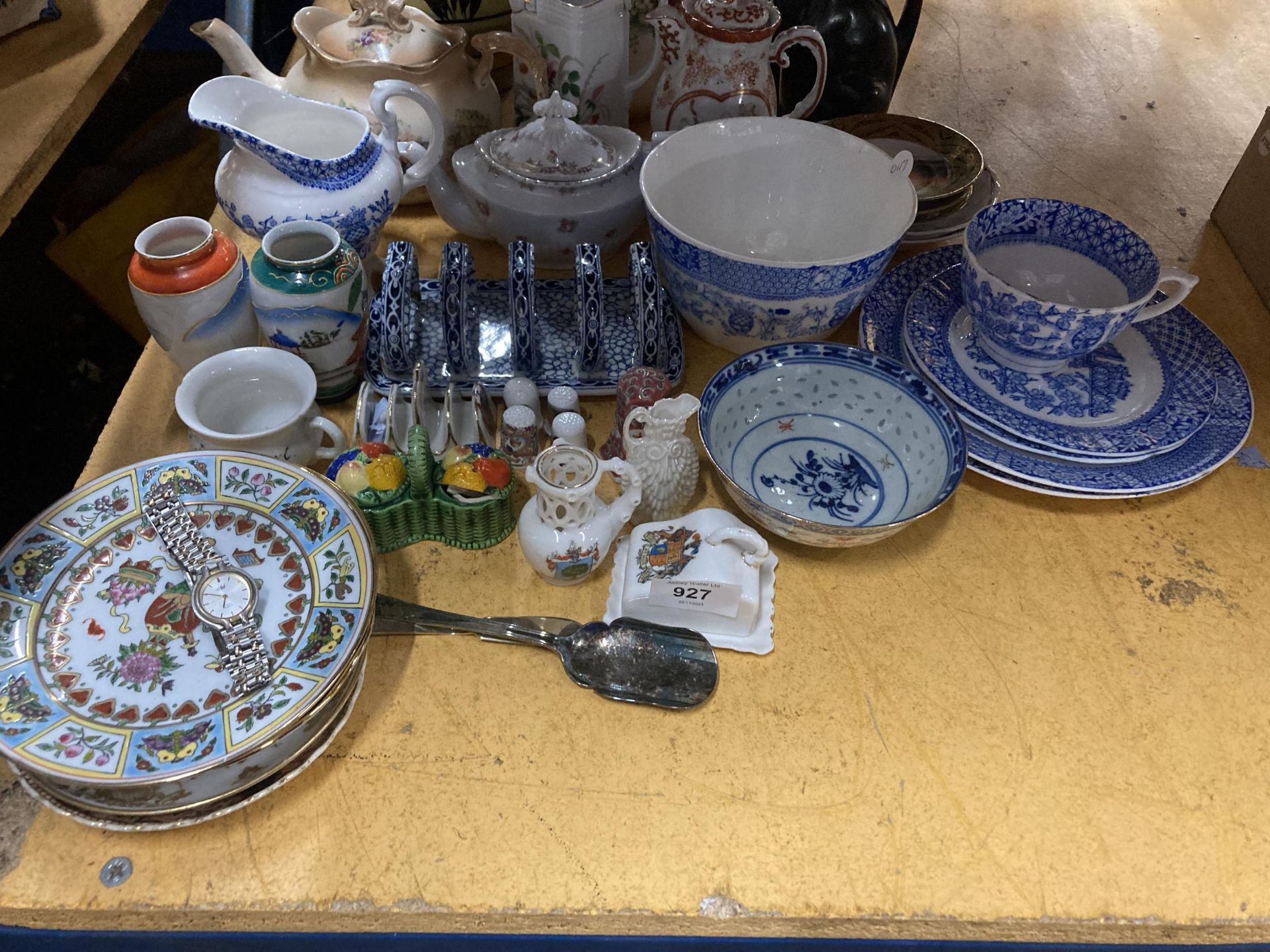 A LARGE QUANTITY OF CERAMIC ITEMS TO INCLUDE JUGS, ORIENTAL PLATES AND BOWLS, TOAST RACKS, ETC - Image 2 of 4