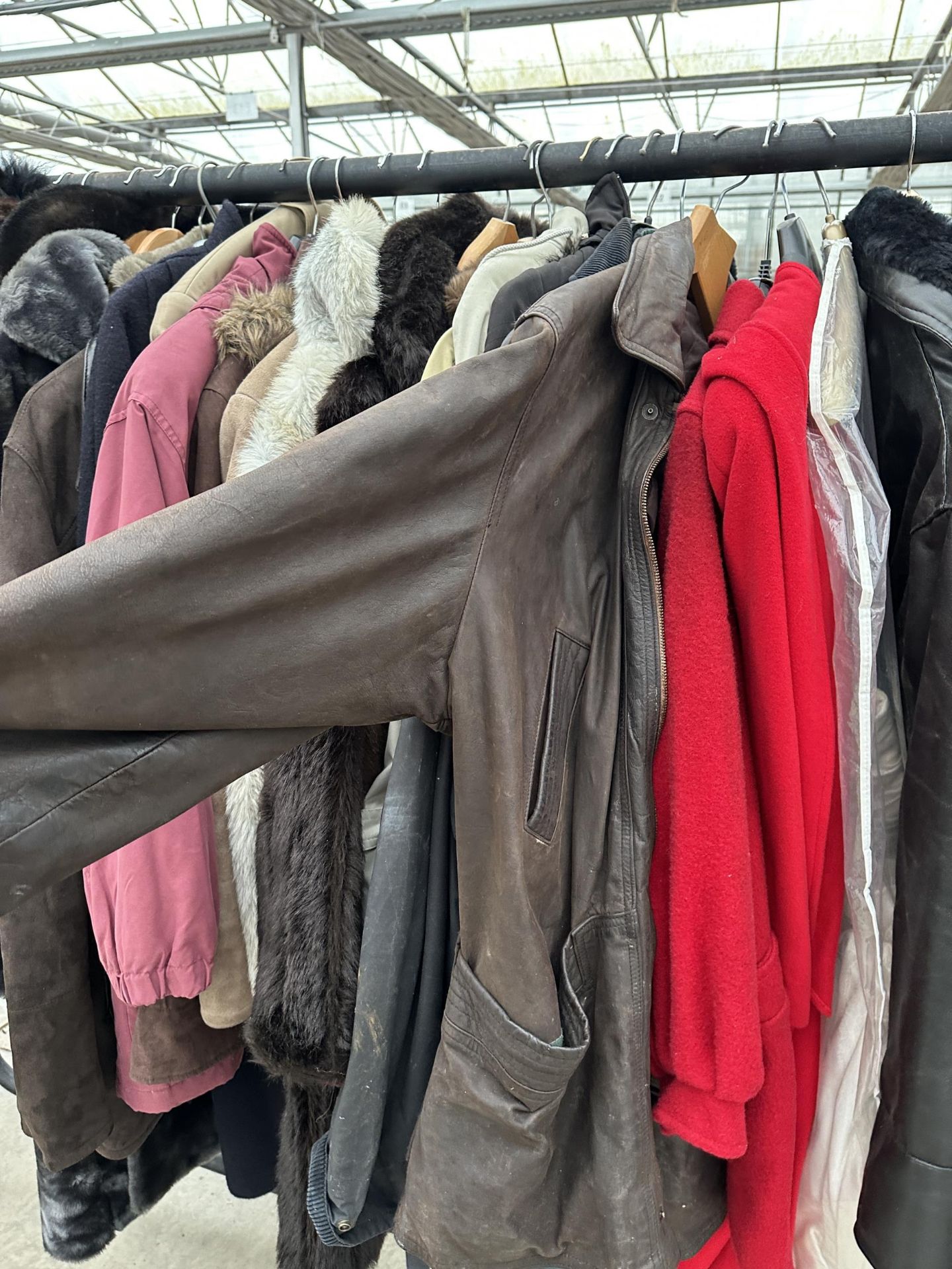 A LARGE ASSORTMENT OF LADIES AND GENTS COATS - Bild 3 aus 5