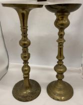 A NEAR PAIR OF VINTAGE BRASS TALL VASES, HEIGHT 50CM