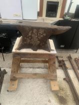 A VINTAGE BLACKSMITHS ANVIL ON A WOODEN STAND (L-50CM, H22CM)