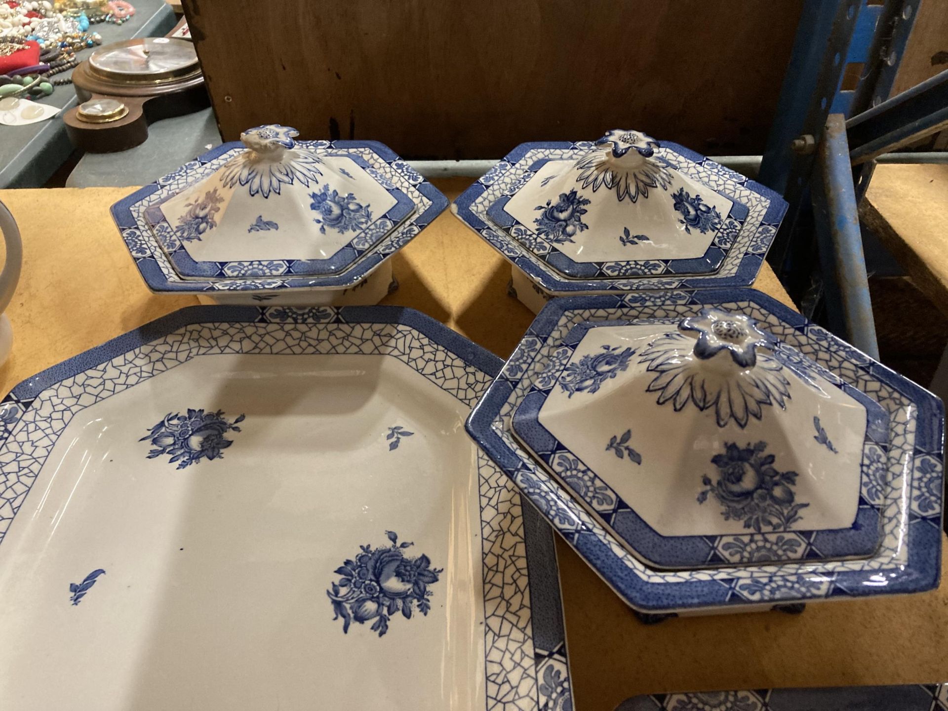 A QUANTITY OF ADAMS 'JULIET' BLUE AND WHITE DINNERWARE TO INLUDE SERVING PLATTERS AND THREE LIDDED - Image 3 of 4