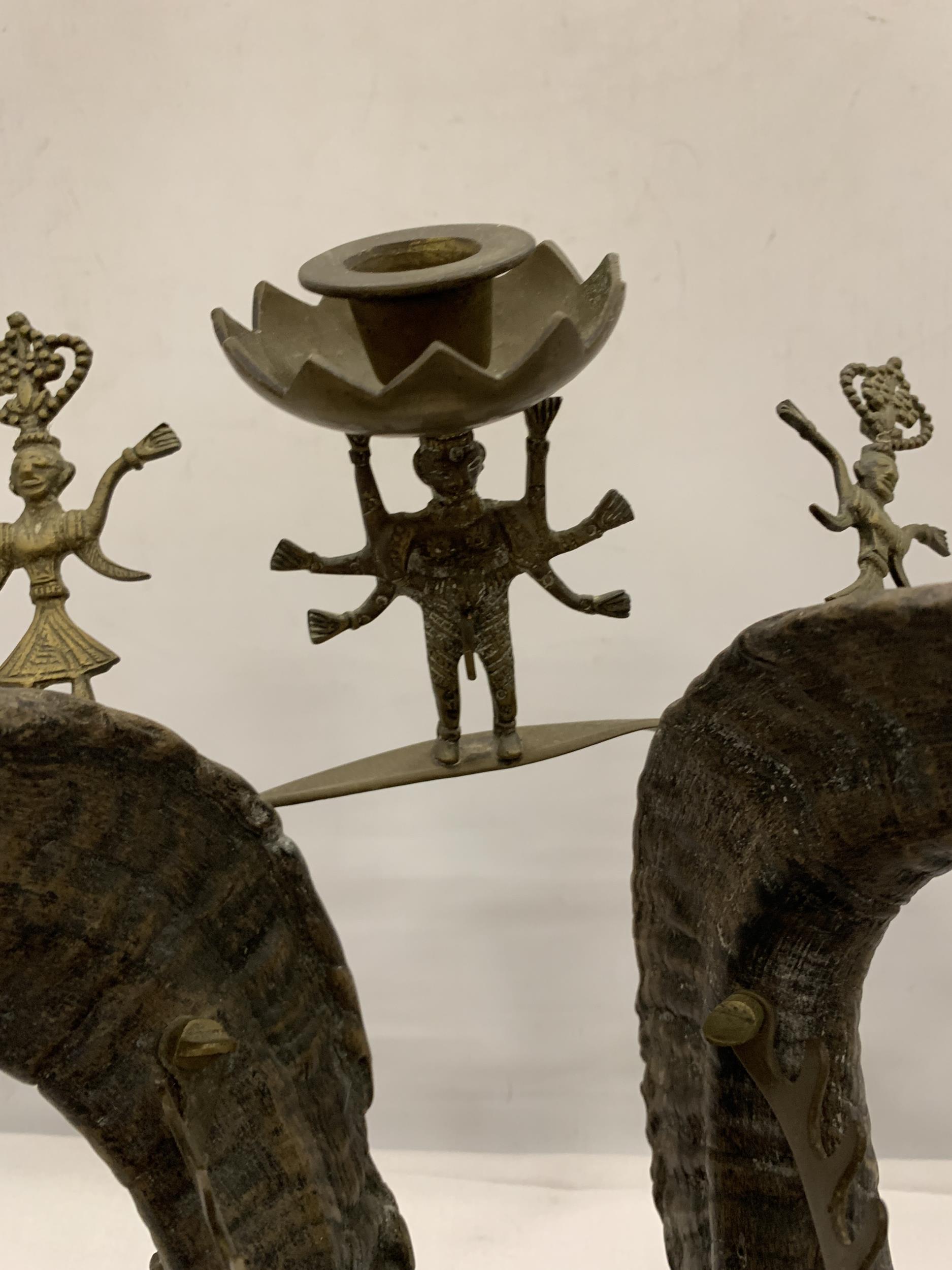 A VINTAGE SET OF TAXIDERMY SET OF HORNS WITH APPLIED INDIAN BRASS INKWELL, DEITIES AND FROG DESIGN - Image 4 of 5