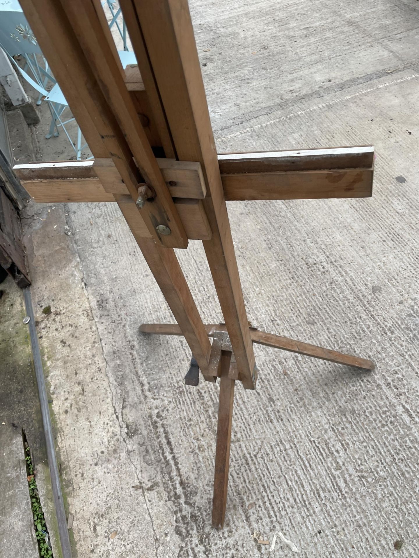 A LARGE VINTAGE WOODEN ARTISTS EASEL - Image 3 of 3