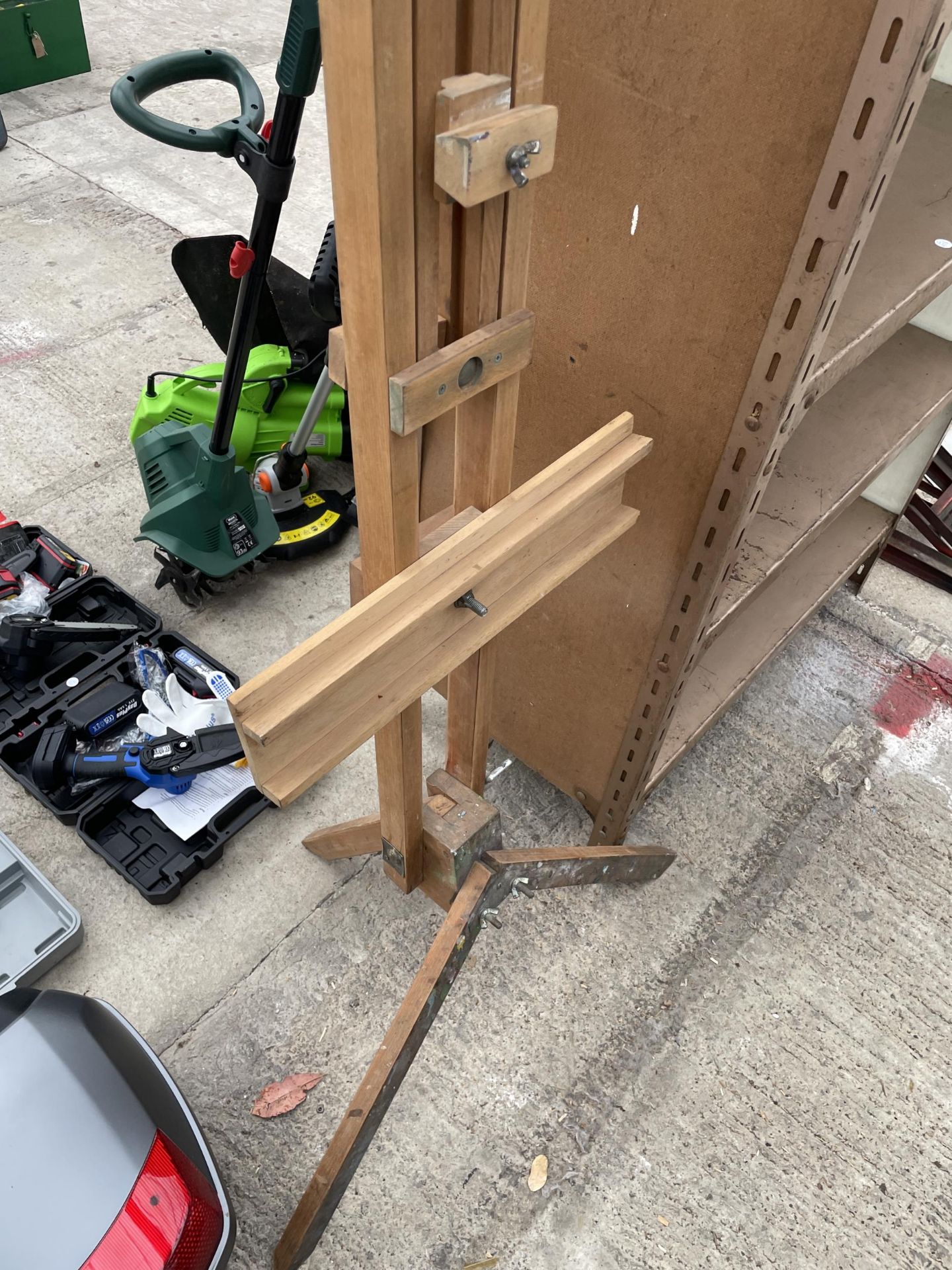 A LARGE WOODEN ROWNEY ARTISTS EASEL - Image 2 of 3